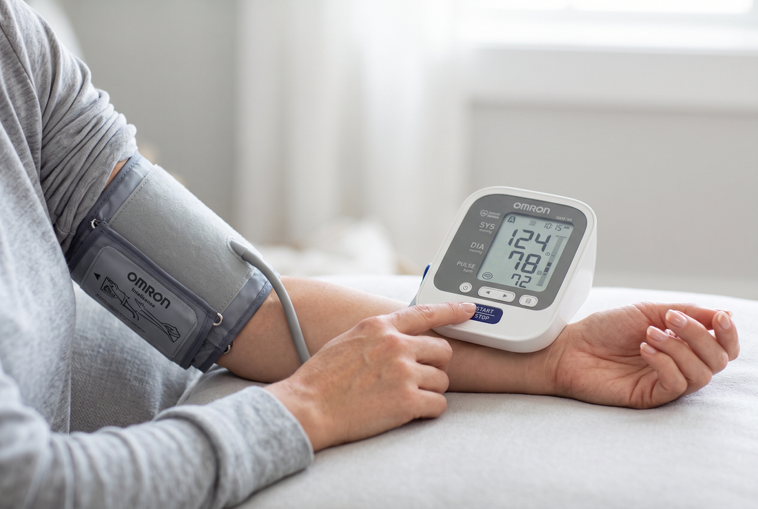 Monitor de presión arterial en el brazo de una persona